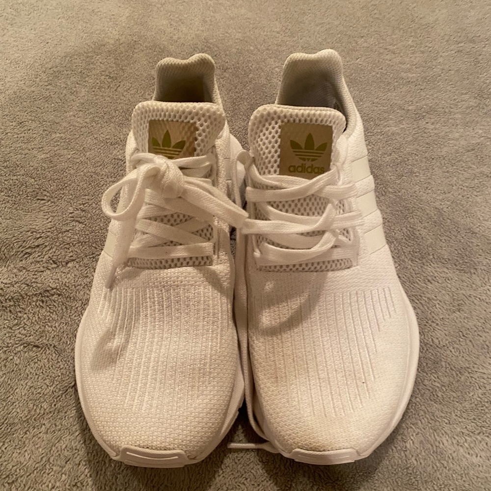 Adidas swift run tennis shoe